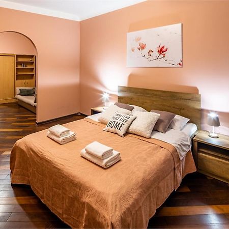 The Main Square! 2 Separated Bedrooms, Balcony Лвив Екстериор снимка