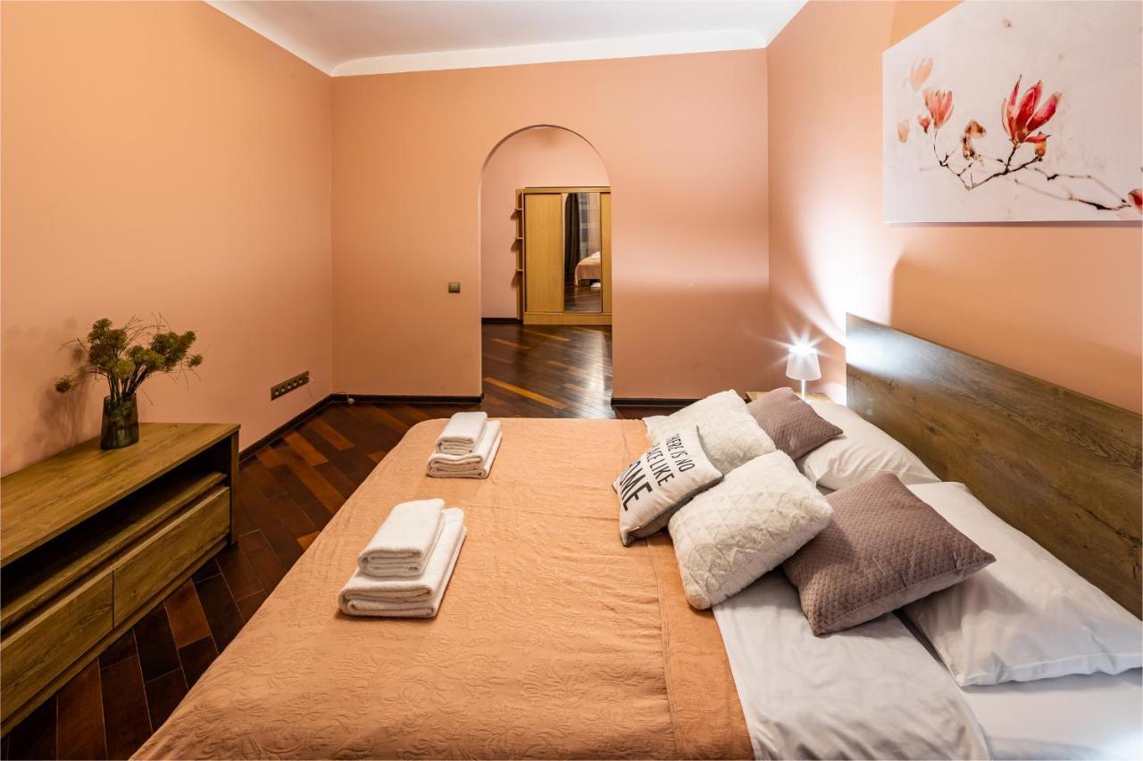 The Main Square! 2 Separated Bedrooms, Balcony Лвив Екстериор снимка