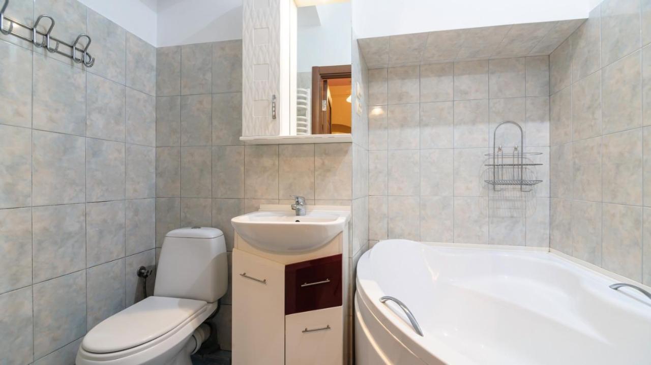 The Main Square! 2 Separated Bedrooms, Balcony Лвив Екстериор снимка